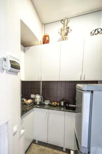 een witte keuken met witte kasten en apparaten bij White Apartment Old Tbilisi in Tbilisi City