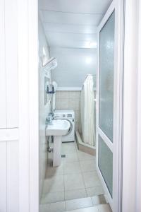 Een badkamer bij White Apartment Old Tbilisi