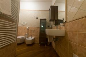 une salle de bain avec un lavabo et des toilettes dans l'établissement Suite del Borgo - Affittacamere - Guest house, à Bologne 46 autres photos