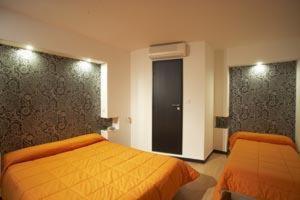 Ένα ή περισσότερα κρεβάτια σε δωμάτιο στο Hôtel Evan