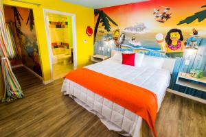 Una cama o camas en una habitación de LEGOLAND® Florida Resort