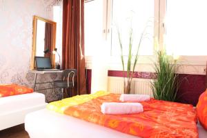 ein Schlafzimmer mit einem Bett mit zwei Handtüchern darauf in der Unterkunft Oase der Ruhe in Stuttgart