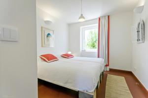 una camera con un letto bianco e una finestra di Magoito1 a Sintra