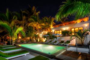 The swimming pool at or close to Sunset Mancora