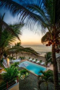 The swimming pool at or close to Sunset Mancora