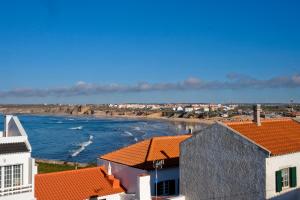 バレアルにあるSilver Coast - Casa da Ilhaの建物の屋根からビーチの景色を望めます。