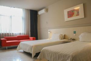 Posteľ alebo postele v izbe v ubytovaní Jinjiang Inn Shanghai Chedun Studios