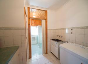 Et badeværelse på Mundic Waterfront Cottages + 31 billeder