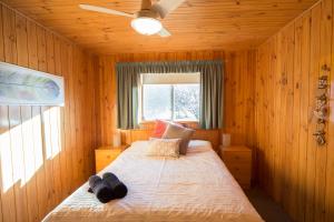 En eller flere senge i et værelse på Mundic Waterfront Cottages