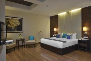Postel nebo postele na pokoji v ubytování Grand Mercure Vadodara Surya Palace