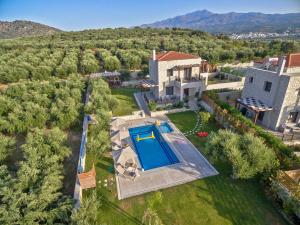 una vista aérea de una casa con piscina en Olive Garden Villas, en Perama
