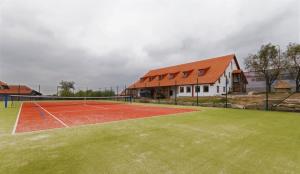 Tenis alebo squash v ubytovaní Osada Havranů alebo jeho okolí