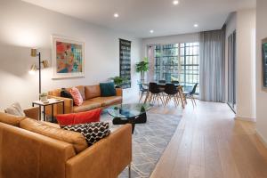 A seating area at Orange Stay Townhouses