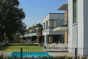 een gebouw met een zwembad naast een huis bij Papli 34 Apartment with pool in Pärnu