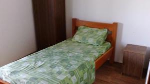 Un dormitorio con una cama con una pila de dinero en Twins V.V.T Hostel, en Orešani