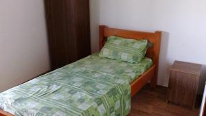 - une chambre avec un lit doté d'un tas d'argent dans l'établissement Twins V.V.T Hostel, à Orešani