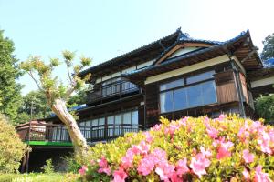ein Haus mit Blumen davor in der Unterkunft Kougetsu Sanso -- Moon Villa in Tokyo in Hachioji