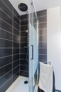 uma casa de banho com um chuveiro e uma banheira em SweetHome Dijon - Black & White em Dijon