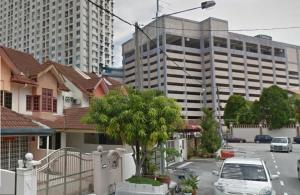 Vistana Residence, Bayan Lepas Penang في بايان ليباس: شارع المدينة فيه سيارات تقف امام المباني