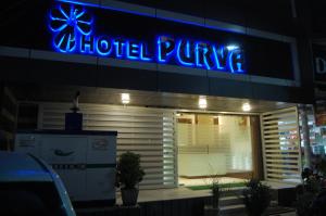una señal de hotel púrpura en el lateral de un edificio en Hotel Purva, en Indore