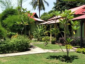 un giardino di fronte a una casa di Motel Aurora Damai a Pantai Cenang