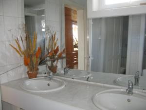 a bathroom with two sinks and a large mirror at Hostel White Inn in Costinesti