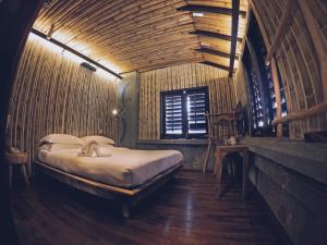 1 dormitorio con 1 cama en una habitación de madera en The Happy 8 Retreat @ Old Town Ipoh, en Ipoh
