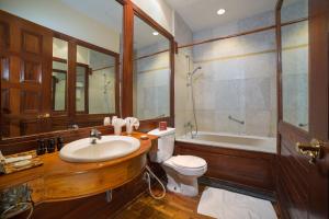 A bathroom at The Hotel @ Tharabar Gate
