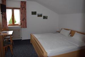 Una cama o camas en una habitación de Hotel Gästehaus Sonne