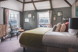 法爾茅斯的住宿－錢洛克賓館，一间卧室配有一张大床和一张桌子及椅子