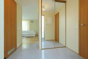 een hal met een spiegel en een woonkamer bij Papli 34 Apartment with pool in Pärnu +8 foto's