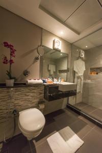 Koupelna v ubytování Barracuda Resort