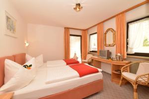 Rúm í herbergi á Hotel Adler Garni