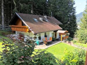 een klein huis in een tuin met een tuin bij Cottage in Rangersdorf near the ski area in Rangersdorf