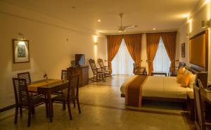 Televisyen dan/atau pusat hiburan di Refresh Hotel Hikkaduwa