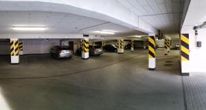 オストルダにあるApartamenty Darioの駐車場(複数台分の駐車スペースあり)