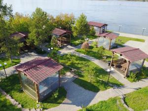 una vista aérea de un parque con edificios y agua en Sibirskiy Safari Club, en Krasnoyarsk