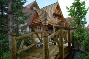 un puente de madera frente a una casa en DW Harnaś, en Bustryk