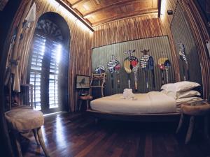 1 dormitorio con cama y pared con tablas de surf en The Happy 8 Retreat @ Old Town Ipoh, en Ipoh