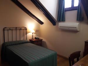 1 dormitorio con cama y ventana en Hotel La Posada Regia, en León