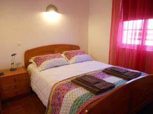 1 dormitorio con 1 cama con tocador y ventana en Monte Chabouco - Alojamento Local, en Chabouco