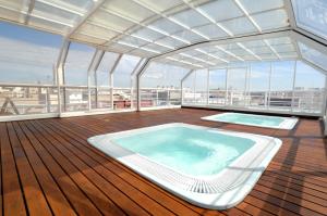 bañera de hidromasaje en la cubierta de un crucero en Evenia President, en Salou