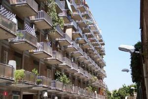 d'un immeuble avec balcon et plantes. dans l'établissement Saint Peter Apartment, à Rome