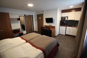 ムオニオにあるMotel SEO Muonioのベッドとキッチン付きのホテルルーム