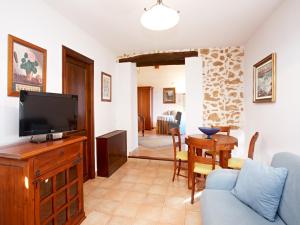 A television and/or entertainment centre at Puig de Ros d’Alt