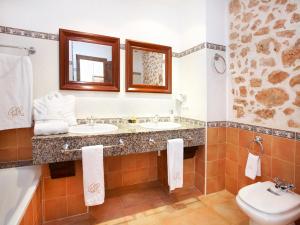 A bathroom at Puig de Ros d’Alt