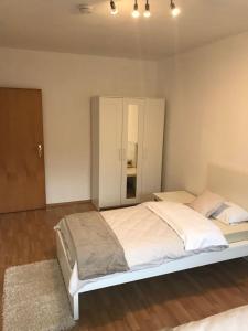 Schlafzimmer mit einem großen weißen Bett in der Unterkunft Ferienwohnung Bothfeld in Hannover