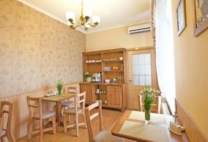 uma sala de jantar com mesa e cadeiras em Wellotel Odessa em Odessa