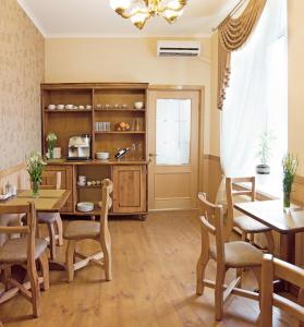 uma cozinha e sala de jantar com mesa e cadeiras em Wellotel Odessa em Odessa