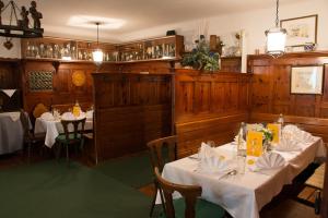 una sala da pranzo con 2 tavoli e una tovaglia bianca di Gasthof Manner a Perg